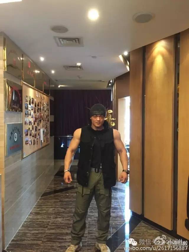 反转了?!丢芒果下跪快递员承认撒谎:开除罚款是撒谎为博客户同情...‘三亿体育’(图1) 三亿体育手机版